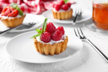 Masada lezzetli tart tabağı.