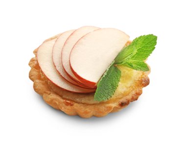 Beyaz arka plan üzerinde elma dilimleri ile lezzetli tartı