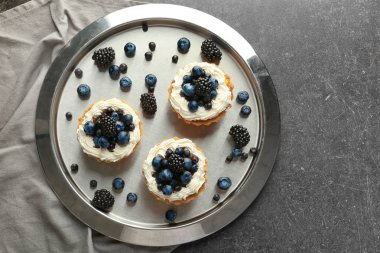 Masada bir yaban mersini ve lezzetli tartlets ile plaka