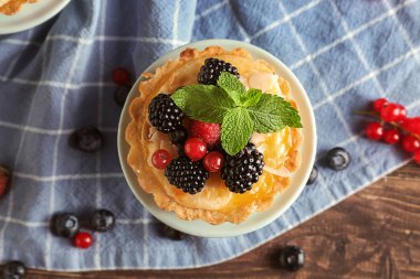 Çilek masada, üstten görünüm ile lezzetli tartı