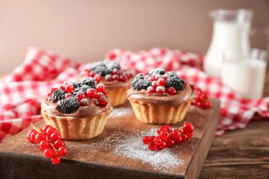 Ahşap tahta masada lezzetli tartlets ile