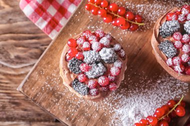 Ahşap masa, üstten görünüm üzerinde çilek ile lezzetli tartlets