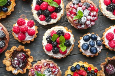 Ahşap arka plan, üstten görünüm üzerinde çilek ile lezzetli tartlets