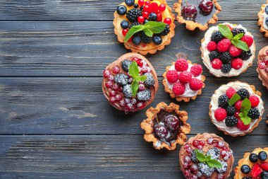 Ahşap arka plan, üstten görünüm üzerinde çilek ile lezzetli tartlets