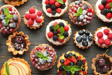 Ahşap arka plan, üstten görünüm üzerinde çilek ile lezzetli tartlets