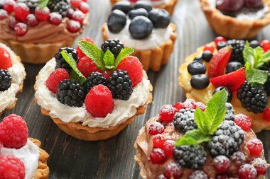 Ahşap masa, closeup üzerinde çilek ile lezzetli tartlets