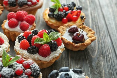 Ahşap masa, closeup üzerinde çilek ile lezzetli tartlets