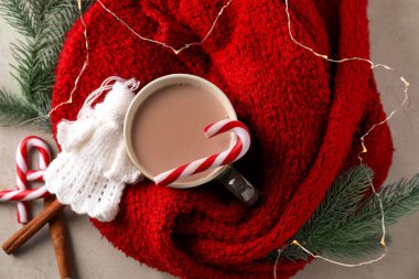 Masada Noel süslemeleri ile sıcak kakao fincan