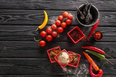 Farklı baharatlar ve sebzeler üzerinde ahşap arka plan kompozisyonu