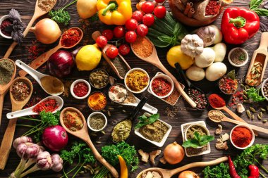 Ahşap arka plan üzerinde farklı baharatlar ile üstten görünüm kompozisyon