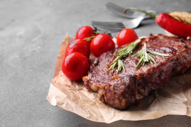 Sebze ve otlar gri masada lezzetli ızgara et