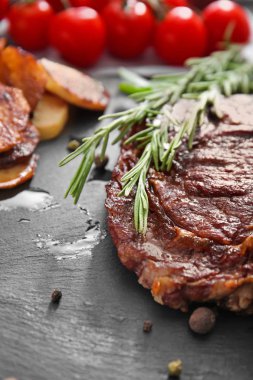 Lezzetli ızgara et ve otlar, closeup ile kayrak plaka