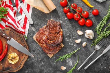 Sebze ve otlar grunge masada lezzetli ızgara et