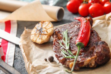 Chili biber ve otlar parşömen üzerine lezzetli ızgara et