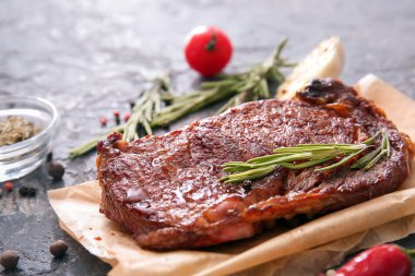 Otlar ve baharatlar grunge tablo ile lezzetli ızgara et