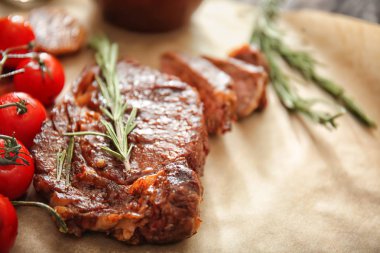 Domates ve otlar parşömen, closeup üzerine lezzetli ızgara et