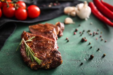 Baharat ve otlar yeşil masada ile lezzetli kesme ızgara et