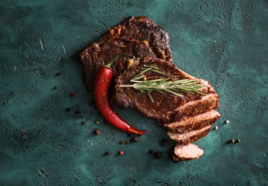 Biber biber, baharatlar ve otlar yeşil masada kesme lezzetli ızgara et