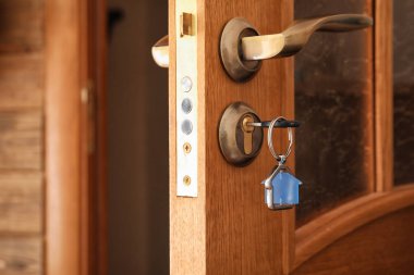 Kapı kilidi, closeup ev şeklinde biblo ile anahtar