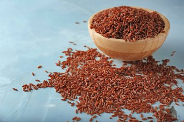 Masada çiğ kırmızı pirinç ile ahşap kase