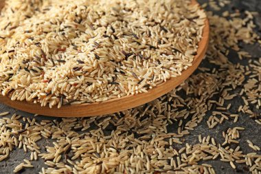 Tablo, closeup çiğ pirinç ile ahşap plaka