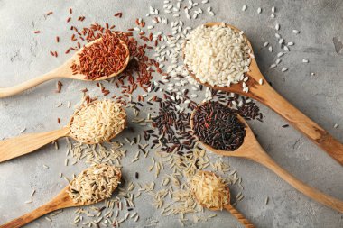 Tahta kaşık pirinç masada, üstten görünüm farklı tipleri ile