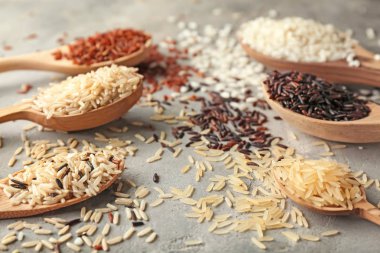 Tahta kaşık pirinç tablo farklı tipleri ile