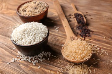 Pirinç ahşap arka plan üzerinde farklı türleri ile kompozisyon