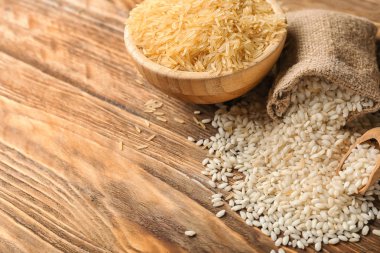 Pirinç ahşap arka plan üzerinde farklı türleri ile kompozisyon