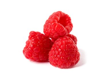 Beyaz zemin üzerine lezzetli olgun ahududu