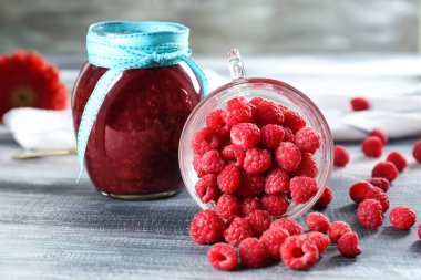 Lezzetli reçel ve ahududu ahşap masa üzerinde kompozisyonu