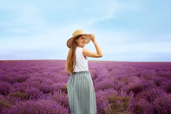 Lavanta Alanında Yaz Gününde Güzel Genç Kadın — Stok fotoğraf