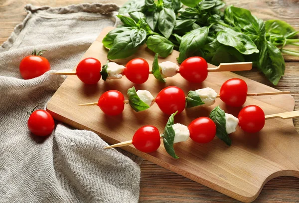 Szaszłyki Dojrzałe Pomidory Ser Mozzarella Desce — Zdjęcie stockowe