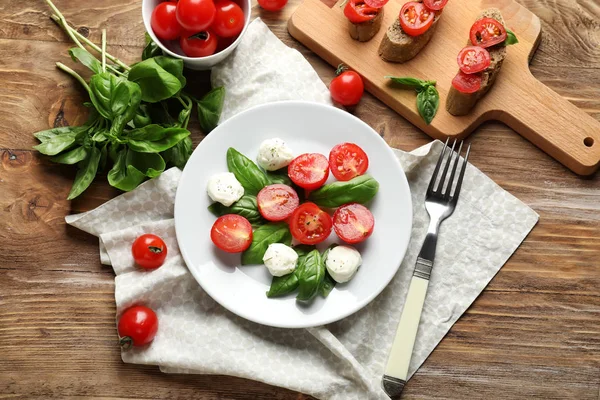 Plate Fresh Ripe Cherry Tomatoes Basil Mozzarella Wooden Table — Stock Photo, Image