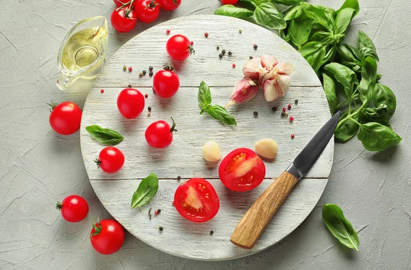 White Wooden Board Fresh Ripe Cherry Tomatoes Garlic Table — Stock Photo, Image