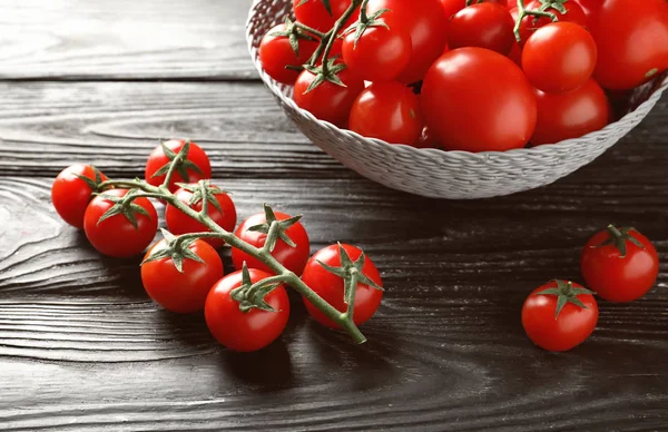 Świeże Dojrzałe Pomidory Cherry Podłoże Drewniane — Zdjęcie stockowe