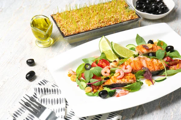 Plate Tasty Fish Fresh Salad Table — Stock Photo, Image