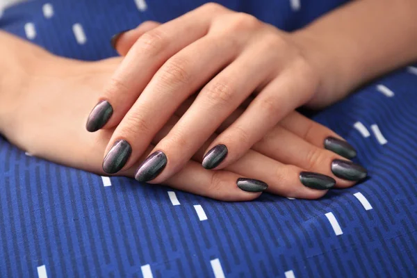 Manos Mujer Joven Con Manicura Elegante Tela Primer Plano — Foto de Stock