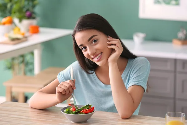 Jovem Mulher Comendo Salada Saudável Com Legumes Cozinha — Fotografia de Stock