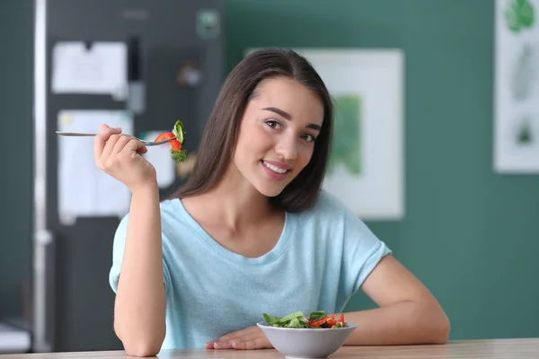 Mujer Joven Comiendo Ensalada Saludable Con Verduras Cocina — Foto de Stock