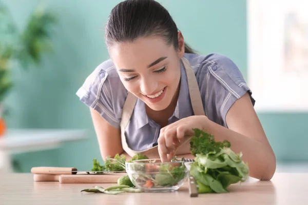 Jeune Femme Préparant Une Salade Savoureuse Avec Des Légumes Dans — Photo