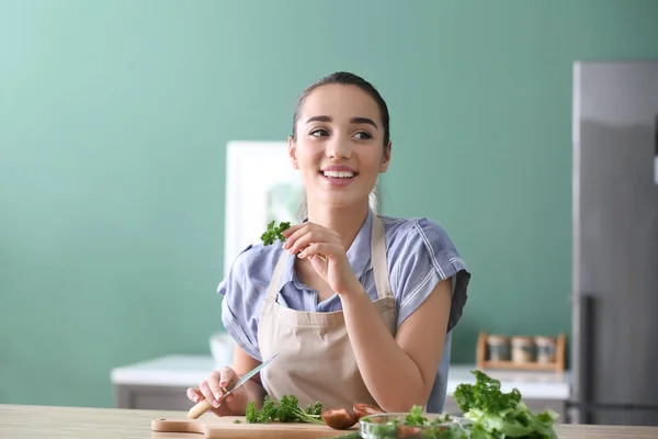 Mulher Jovem Que Prepara Salada Saborosa Com Verduras Cozinha — Fotografia de Stock