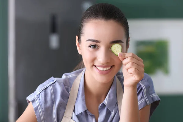 Grappige Jonge Vrouw Met Komkommer Segment Keuken — Stockfoto