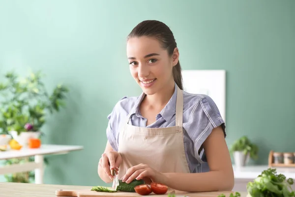 Junge Frau Schneidet Gemüse Für Salat Küche — Stockfoto