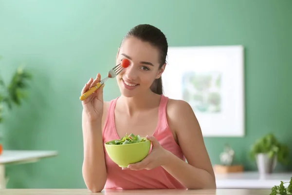 Mujer Joven Divertida Con Ensalada Verduras Saludables Casa — Foto de Stock