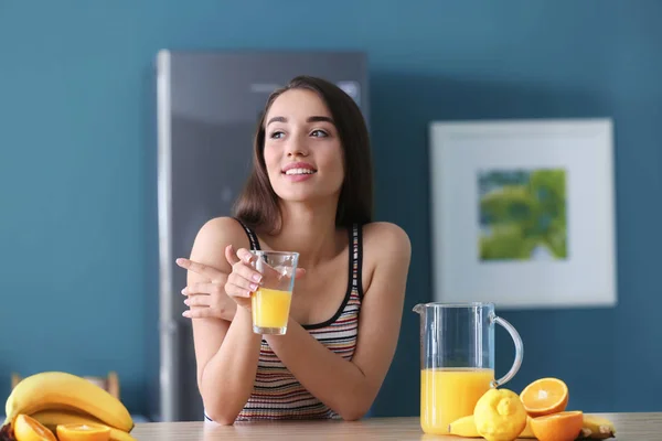Young Woman Glass Fresh Orange Juice Kitchen — Stock Photo, Image