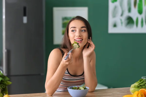 Jovem Mulher Comendo Salada Saudável Com Legumes Cozinha — Fotografia de Stock