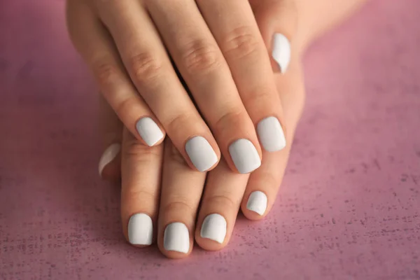 Manos Femeninas Con Uñas Elegantes Sobre Fondo Color Primer Plano — Foto de Stock