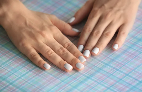 Kobiecych Rąk Stylowe Paznokcie Kolorowym Papierze Zbliżenie — Zdjęcie stockowe