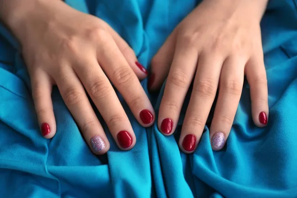 Manos Femeninas Con Uñas Colores Elegantes Tela Primer Plano —  Fotos de Stock